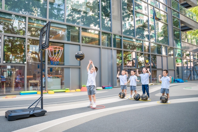 深圳国际儿童园学校-徒手抛接球
