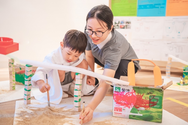 深圳国际幼儿学校-纸筒搭建水上滑滑梯