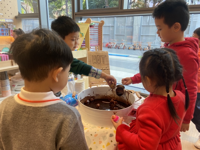 福田国际幼儿园趣玩日锻炼责任心与担当力